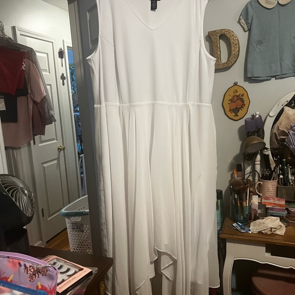 Black Label Dresses & Skirts - Elegant White Sleeveless Dress